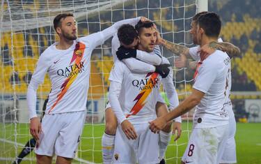 La Roma raggiunge la Juve ai quarti, Parma ko 2-0