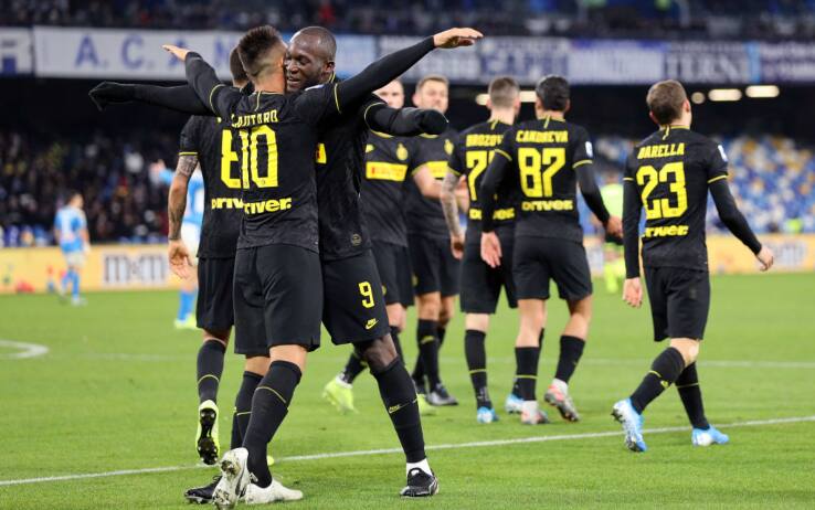 L'abbraccio fra Lautaro e Lukaku dopo la vittoria al San Paolo dello scorso 6 gennaio