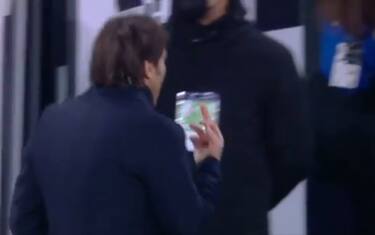 Dito medio alla dirigenza Juve: multa per Conte