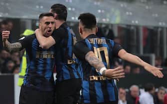 MILAN, ITALY - MARCH 17:  Matias Vecino of FC Internazionale celebrates with his team-mates after scoring the opening goal during the Serie A match between AC Milan and FC Internazionale at Stadio Giuseppe Meazza on March 17, 2019 in Milan, Italy.  (Photo by Emilio Andreoli/Getty Images)