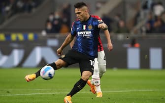 MILAN, ITALY - APRIL 19: Lautaro Martinez of FC Internazionale scores their side's first goal during the Coppa Italia Semi Final 2nd Leg match between FC Internazionale v AC Milan at Giuseppe Meazza Stadium on April 19, 2022 in Milan, Italy. (Photo by Marco Luzzani/Getty Images)