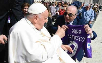 Commisso regala a Papa Francesco una maglia viola