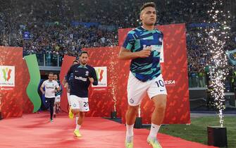 Foto Fabrizio Corradetti/LaPresse 24 maggio 2023 Roma, Italia - Sport Calcio - ACF Fiorentina vs FC Inter - Finale Coppa Italia Frecciarossa 2022/2023 - Stadio Olimpico di Roma. Nella foto: ingresso in campo dei giocatori per il riscaldamento, Hakan Calhanoglu (FC Internazionale), Lautaro Martinez (FC Internazionale)

May 24, 2023 Rome, Italy - Sport Soccer - ACF Fiorentina vs FC Internazionale - Frecciarossa Italian Cup Final 2022/2023 - Olympic stadium of Rome. In the pic: players on the pitch fot the warm up, Hakan Calhanoglu (FC Internazionale), Lautaro Martinez (FC Internazionale)