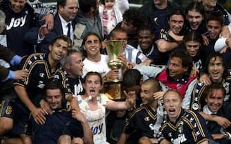 I giocatori del Parma festeggiano la vittoria della Coppa Italia, vinta nella finale contro la Juventus, in una immagine del 10 maggio 2002.
ANSA/GIORGIO BENVENUTI