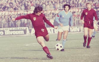 Foto Papi/LaPresse
Archivio storico
Anni 70 
Sport
Paolo Pulici, all'anagrafe Paolino Pulici (Roncello, 27 aprile 1950), è un allenatore di calcio ed ex calciatore italiano, di ruolo attaccante. Con 172 gol totali con la maglia del Torino è il primatista dei marcatori del club granata di tutti i tempi
Nella foto Paolo Pulici in azione sottogli occhi di Fabrizio Gorin 

Photo Papi/LaPresse
70s 
In the photo: Paolo Pulici in action