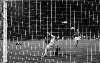 Il centrocampista della cecoslovacchia, Antonin Panenka, realizza con un 'cucchiaio' il rigore decisivo contro la Germania Ovest nella finale degli Euopei di calcio del 1976, Belgrado, 20 giugno 1976. 
ANSA/ARCHIVIO