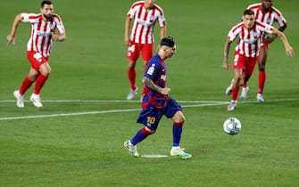 epa08519043 FC Barcelona's Lionel Messi (C) converts a penalty during the Spanish LaLiga soccer match between FC Barcelona and Atletico Madrid at Camp Nou stadium, Barcelona, Spain, 30 June 2020.  EPA/ALBERTO ESTEVEZ