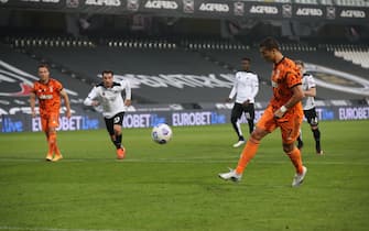 Juventus’ Cristiano Ronaldo scores from the penalty spot the 1-4 goal  during the Italian Serie A soccer match Spezia Calcio vs Juventus at OROGEL Stadium in Cesena , italy, 1 November 2020.
ANSA/PASQUALE BOVE