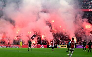 Caos e fumogeni, Ajax-Feyenoord sospesa al 55'