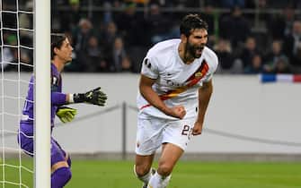 AS Roma's Argentinian defender Federico Fazio celebrate scoring the 1-1 equaliser during the UEFA Europa League Group J football match Borussia Moenchengladbach v Roma in Moenchengladbach, western Germany, on November 7, 2019. (Photo by INA FASSBENDER / AFP) (Photo by INA FASSBENDER/AFP via Getty Images)
