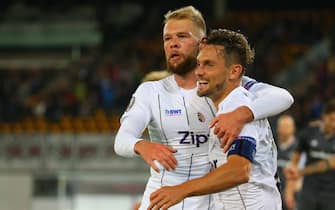 LINZ, AUSTRIA - SEPTEMBER 19: James Holland of Lask (L) celebrates with his teammate Klauss of Lask after scoring the opening goal during the UEFA Europa League match between LASK and Rosenborg BK at Linzer Stadion on September 19, 2019 in Linz, Austria. (Photo by David Geieregger/SEPA.Media /Getty Images)