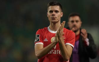 LISBON, PORTUGAL - JANUARY 17: Julian Weigl of SL Benfica celebrates the victory with supporters at the end of the Liga NOS match between Sporting CP and SL Benfica at Estadio Jose Alvalade on January 17, 2020 in Lisbon, Portugal.  (Photo by Gualter Fatia/Getty Images)
