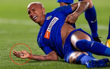 Deyverson-gol, poi colpito da un accendino. VIDEO
