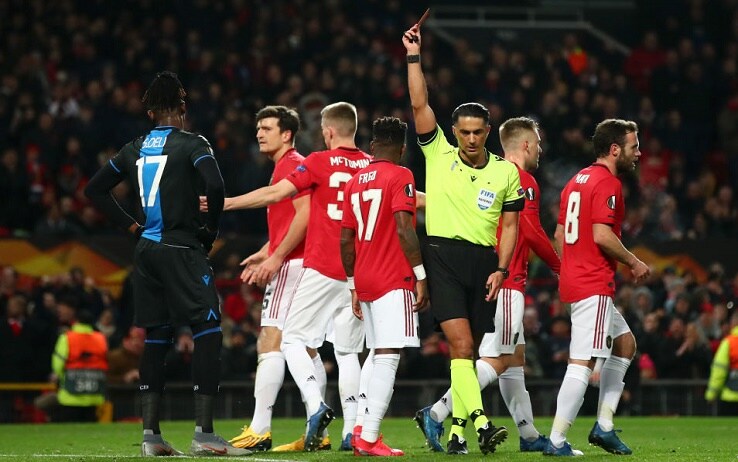 Simon Deli espulso al 22' di Manchester United-Brugge