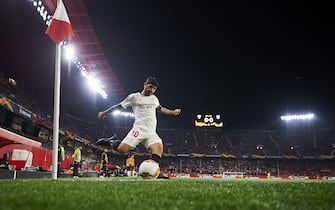 SEVILLE, SPAIN - FEBRUARY 27: Ever Maximiliano Banega of Sevilla FC in action during the UEFA Europa League round of 32 second leg match between Sevilla FC and CFR Cluj at Estadio Ramon Sanchez Pizjuan on February 27, 2020 in Seville, Spain. (Photo by Silvestre Szpylma/Quality Sport Images/Getty Images)