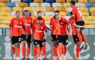 epa08586114 Players of Shakhtar celebrate a goal during the UEFA Europa League round of 16, second leg soccer match between FC Shakhtar Donetsk and VfL Wolfsburg in Kiev, Ukraine, 05 August 2020.  EPA/SERGEY DOLZHENKO