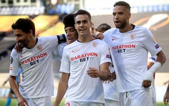 epa08588104 Sevilla's Sergio Reguilon (C) celebrates with his teammates after scoring the 1-0 lead during the UEFA Europa League Round of 16 soccer match between Sevilla FC and AS Roma in Duisburg, Germany, 06 August 2020.  EPA/Wolfgang Rattay / POOL