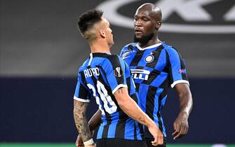 epa08586192 Inter's Romelu Lukaku (R) celebrates with Lautaro Martinez (L) after scoring the 1-0 lead during the UEFA Europa League Round of 16 match between Inter Milan and Getafe at the stadium in Gelsenkirchen, Germany, 05 August 2020.  EPA/Ina Fassbender / POOL