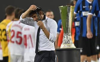 COLOGNE, GERMANY - AUGUST 21: Antonio Conte, Head Coach of Inter Milan walks past the UEFA Europa League Trophy with his runners up medal following his team's defeat in the UEFA Europa League Final between Seville and FC Internazionale at RheinEnergieStadion on August 21, 2020 in Cologne, Germany. (Photo by Martin Meissner/Pool via Getty Images)