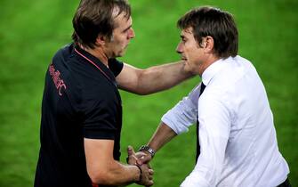 epa08617296 Sevilla's head coach Julen Lopetegui (L) and Inter head coach Antonio Conte (R) shake hands after the UEFA Europa League final soccer match between Sevilla FC and Inter Milan in Cologne, Germany 21 August 2020.  EPA/Friedemann Vogel / POOL