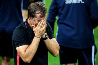 epa08617401 Sevilla's head coach Julen Lopetegui reacts after winning the UEFA Europa League final soccer match between Sevilla FC and Inter Milan in Cologne, Germany 21 August 2020.  EPA/Friedemann Vogel / POOL