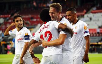 epa08616983 Sevilla's Luuk de Jong (2-R) celebrates with teammates after scoring the 1-1 equalizer during the UEFA Europa League final match between Sevilla FC and Inter Milan in Cologne, Germany, 21 August 2020.  EPA/Wolfgang Rattay / POOL