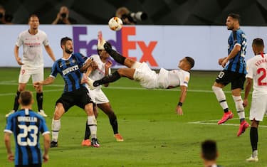 Sevilla's Brazilian defender Diego Carlos shoots an overhead kick for the 3-2 goal during the UEFA Europa League final football match Sevilla v Inter Milan on August 21, 2020 in Cologne, western Germany. (Photo by Friedemann Vogel / POOL / AFP) (Photo by FRIEDEMANN VOGEL/POOL/AFP via Getty Images)