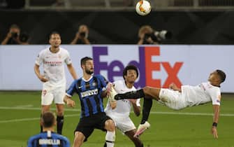 Sevilla's Brazilian defender Diego Carlos shoots an overhead kick for the 3-2 goal during the UEFA Europa League final football match Sevilla v Inter Milan on August 21, 2020 in Cologne, western Germany. (Photo by Friedemann Vogel / POOL / AFP) (Photo by FRIEDEMANN VOGEL/POOL/AFP via Getty Images)