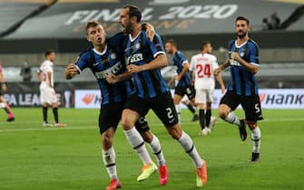Inter Milan's Uruguayan defender Diego Godin (C) celebrates with Inter Milan's Italian midfielder Nicolo Barella (L) after scoring the 2-2 equalizer during the UEFA Europa League final football match Sevilla v Inter Milan on August 21, 2020 in Cologne, western Germany. (Photo by Lars Baron / POOL / AFP) (Photo by LARS BARON/POOL/AFP via Getty Images)