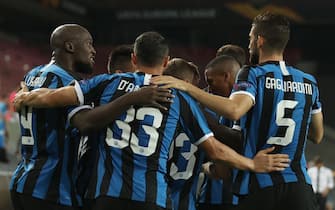 epa08616936 Romelu Lukaku (L) of Inter celebrates with teammates after scoring the opening goal from the penalty spot during the UEFA Europa League final match between Sevilla FC and Inter Milan in Cologne, Germany 21 August 2020.  EPA/Lars Baron / POOL
