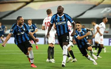 COLOGNE, GERMANY - AUGUST 21: Romelu Lukaku of Inter Milan celebrates after scoring his team's first goal during the UEFA Europa League Final between Seville and FC Internazionale at RheinEnergieStadion on August 21, 2020 in Cologne, Germany. (Photo by Lars Baron/Getty Images)