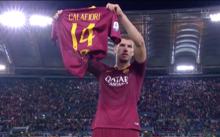 Dzeko mostra la maglia di Calafiori