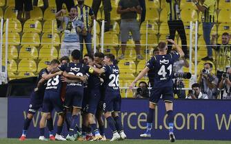 epa09421182 Players of Fenerbahce celebrate their 1-0 the lead during the UEFA Europa League Play-off first leg soccer match between Fenerbahce and HJK Helsinki in Istanbul, Turkey 19 August 2021  EPA/ERDEM SAHIN