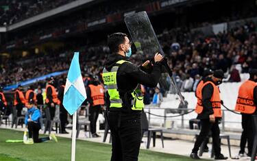 epa09565124 Stewart protects the pitch during the UEFA Europa League Group E soccer match between Olympique Marseille and SS Lazio at the Velodrome Stadium in Marseille, southern France, 04 November 2021.  EPA/ALEXANDRE DIMOU