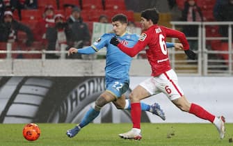 epa09601029 Giovanni Di Lorenzo (L) of SSC Napoli in action against Ayrton (R) of FC Spartak Moscow during the UEFA Europa League group C soccer match between FC Spartak Moscow and SSC Napoli at the Spartak Stadium in Moscow, Russia, 24 November 2021.  EPA/MAXIM SHIPENKOV
