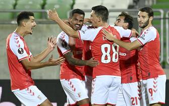 epa09536607 Ricardo Horta (2-R) of Braga celebrates with teammates after scoring the 1-0 lead during the UEFA Europa League group stage soccer match between Ludogorets Razgrad and Sporting Braga in Razgrad, Bulgaria, 21 October 2021.  EPA/Vassil Donev