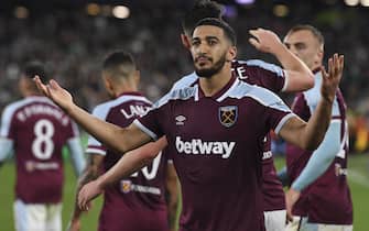 epa09498723 West Ham's Said Benrahma celebrates with teammates after scoring the 2-0 goal during the UEFA Europa League group H soccer match between West Ham United and Rapid Vienna in London, Britain, 30 September 2021.  EPA/NEIL HALL