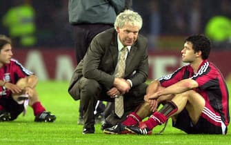 GLG39 - 20020515, GLASGOW, UNITED KINGDOM: Bayer Leverkusen's coach Klaus Toppmoeller talks with player Michael Ballack after the lost against Real Madrid in the Champions League final at Hampden Park stadium in Glasgow, 15 May 2002.

EPA PHOTO - DPA  BERND WEISSBROD