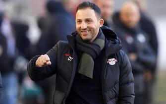 epa09687195 Leipzig's head coach Domenico Tedesco reacts before the German Bundesliga soccer match between VfB Stuttgart and RB Leipzig in Stuttgart, Germany, 15 January 2022.  EPA/RONALD WITTEK CONDITIONS - ATTENTION: The DFL regulations prohibit any use of photographs as image sequences and/or quasi-video.