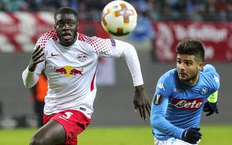 GERMANY SOCCER UEFA EUROPA LEAGUE epa06555099 Napoli's Lorenzo Insigne (R) in action against Leipzig's Dayot Upamecano (L) during the UEFA Europa League round of 32, second leg soccer match between RB Leipzig and SSC Napoli in Leipzig, Germany, 22 February 2018. EPA/ARMANDO BABANI