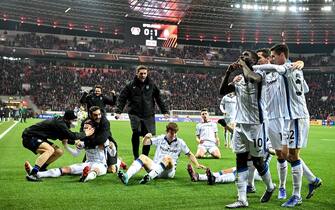 GERMANY SOCCER UEFA EUROPA LEAGUE epa09832247 Atalanta's Jeremie Boga (23R) celebrates with his teammates after scoring the 1-0 lead during the UEFA Europa League round of 16 second leg soccer match between Bayer 04 Leverkusen and Atalanta BC at BayArena in Leverkusen, Germany, 17 March 2022. EPA/SASCHA STEINBACH