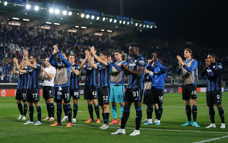 Atalanta Lipsia, il tributo dei tifosi nerazzurri ai giocatori è da brividi. VIDEO| Sky Sport