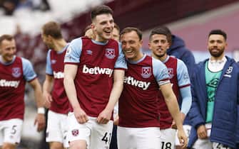 LONDON, ENGLAND - MAY 23: Declan Rice and Mark Noble of West Ham United celebrate following the Premier League match between West Ham United and Southampton at London Stadium on May 23, 2021 in London, England. A limited number of fans will be allowed into Premier League stadiums as Coronavirus restrictions begin to ease in the UK. (Photo by John Sibley - Pool/Getty Images)