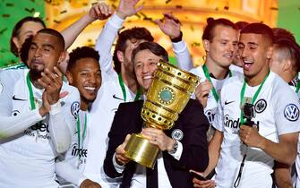 Frankfurt's Croatian head coach Niko Kovac and Frankfurt's players celebrate with the trophy after the German Cup DFB Pokal final football match FC Bayern Munich vs Eintracht Frankfurt at the Olympic Stadium in Berlin on May 19, 2018. (Photo by Tobias SCHWARZ / AFP) / RESTRICTIONS: ACCORDING TO DFB RULES IMAGE SEQUENCES TO SIMULATE VIDEO IS NOT ALLOWED DURING MATCH TIME. MOBILE (MMS) USE IS NOT ALLOWED DURING AND FOR FURTHER TWO HOURS AFTER THE MATCH. == RESTRICTED TO EDITORIAL USE == FOR MORE INFORMATION CONTACT DFB DIRECTLY AT +49 69 67880 /         (Photo credit should read TOBIAS SCHWARZ/AFP via Getty Images)