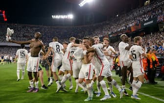 Frankfurt players celebrate after winning the UEFA Europa League final football match between Eintracht Frankfurt and Glasgow Rangers at the Ramon Sanchez Pizjuan stadium in Seville on May 18, 2022. (Photo by JORGE GUERRERO / AFP) (Photo by JORGE GUERRERO/AFP via Getty Images)