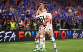 SEVILLE, SPAIN - MAY 18: Rafael Santos Borre of Eintracht Frankfurt celebrates with team mate Christopher Lenz after scoring their sides winning penalty in a penalty shoot out during the UEFA Europa League final match between Eintracht Frankfurt and Rangers FC at Estadio Ramon Sanchez Pizjuan on May 18, 2022 in Seville, Spain. (Photo by Fran Santiago - UEFA/UEFA via Getty Images)