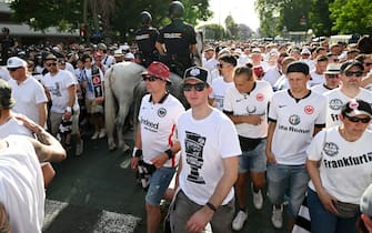 SEVILLE, SPAIN - MAY 18: Eintracht Frankfurt fans arrive at the stadium as police on horseback look on prior to the UEFA Europa League final match between Eintracht Frankfurt and Rangers FC at Estadio Ramon Sanchez Pizjuan on May 18, 2022 in Seville, Spain. (Photo by David Ramos/Getty Images)