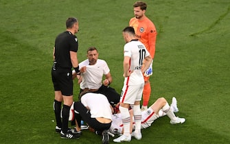 SEVILLE, SPAIN - MAY 18: Sebastian Rode of Eintracht Frankfurt receives medical treatment during the UEFA Europa League final match between Eintracht Frankfurt and Rangers FC at Estadio Ramon Sanchez Pizjuan on May 18, 2022 in Seville, Spain. (Photo by David Ramos/Getty Images)