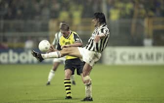 firo: 13.09.1995 Football: Soccer: Archive photos, archive photo, archive pictures, archive CHL Champions League, group phase season 1995/1996 95/96 BVB, Borussia Dortmund - Juventus Turin 1:3 duels, Gianluca Pessotto, Juve versus Steffen Freund