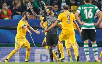 epa06300819 Juventus's Gonzalo Higuain (L) celebrates with his teammates after scoring a goal against Sporting CP during the UEFA Champions League Group D soccer match at Alvalade XXI Stadium, Lisbon, Portugal, 31 October 2017.  EPA/MIGUEL A. LOPES